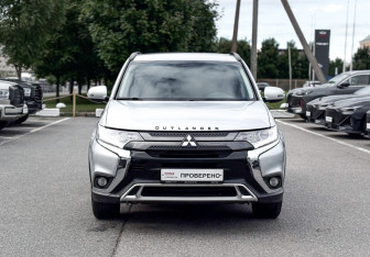 Подержанный автомобиль Mitsubishi Outlander 2021 года (2 фото)