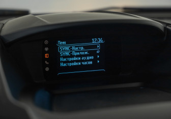 Подержанный автомобиль Ford Kuga 2015 года (13 фото)