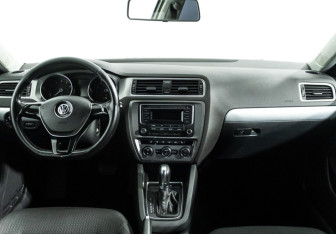 Подержанный автомобиль Volkswagen Jetta Sedan 2017 года (13 фото)