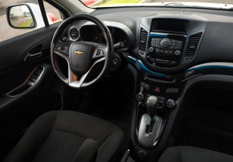 Подержанный автомобиль Chevrolet Orlando 2014 года (10 фото)