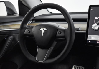 Подержанный автомобиль Tesla Model 3 2023 года (17 фото)