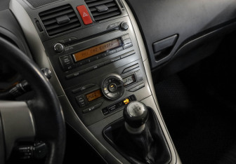 Подержанный автомобиль Toyota Auris Hatchback 2007 года (16 фото)