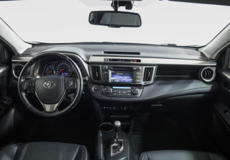 Подержанный автомобиль Toyota RAV4 2013 года (10 фото)