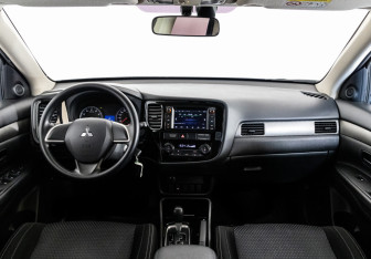 Подержанный автомобиль Mitsubishi Outlander 2017 года (10 фото)