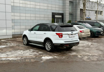 Подержанный автомобиль Ford Explorer 2019 года (6 фото)
