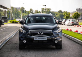 Подержанный автомобиль Infiniti QX70 2016 года (4 фото)