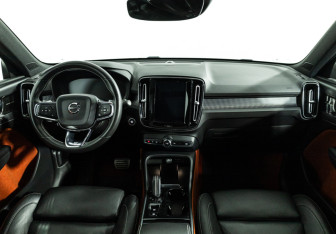 Подержанный автомобиль Volvo XC40 2018 года (13 фото)
