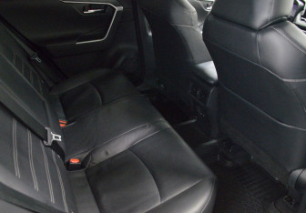 Подержанный автомобиль Toyota RAV4 2021 года (13 фото)