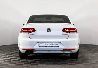 Подержанный автомобиль Volkswagen Passat Sedan 2016 года (10 фото)