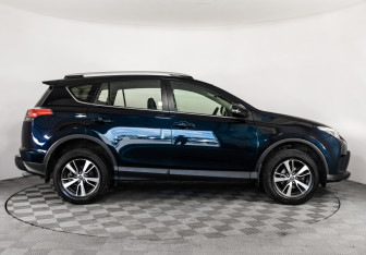 Подержанный автомобиль Toyota RAV4 2018 года (4 фото)