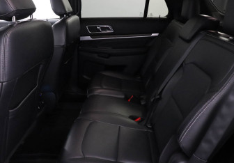 Подержанный автомобиль Ford Explorer 2018 года (11 фото)