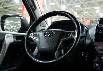 Подержанный автомобиль Toyota Land Cruiser Prado 2018 года (16 фото)