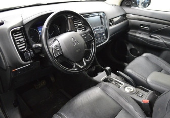 Подержанный автомобиль Mitsubishi Outlander 2015 года (10 фото)
