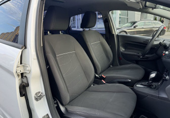 Подержанный автомобиль Ford Fiesta Sedan 2015 года (19 фото)