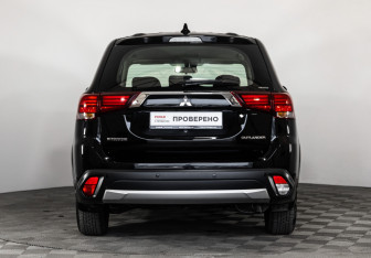 Подержанный автомобиль Mitsubishi Outlander 2017 года (6 фото)