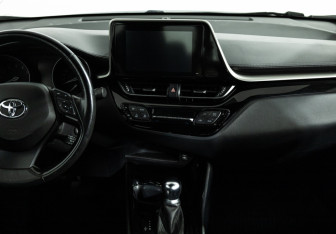 Подержанный автомобиль Toyota C-HR 2019 года (14 фото)