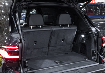 Подержанный автомобиль BMW X7 2023 года (12 фото)