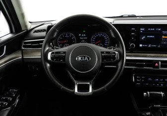 Подержанный автомобиль Kia K5 2020 года (15 фото)