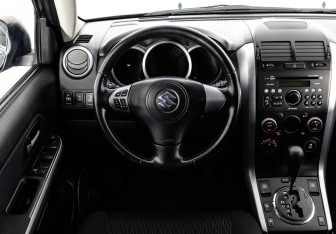 Подержанный автомобиль Suzuki Grand Vitara 2013 года (11 фото)