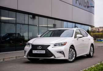 Подержанный автомобиль Lexus ES 2016 года (1 фото)