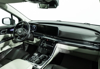 Подержанный автомобиль Kia Carnival 2021 года (9 фото)