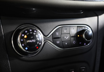 Подержанный автомобиль Renault Sandero 2018 года (17 фото)