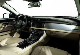 Подержанный автомобиль Jaguar XF Sedan 2016 года (9 фото)