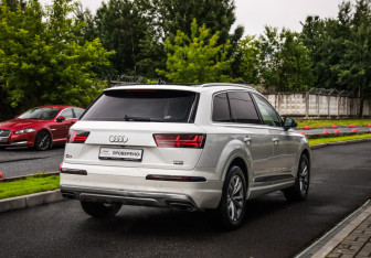 Подержанный автомобиль Audi Q7 2016 года (6 фото)