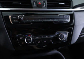 Подержанный автомобиль BMW X1 2017 года (16 фото)