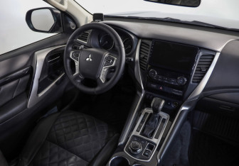 Подержанный автомобиль Mitsubishi Pajero Sport 2019 года (8 фото)