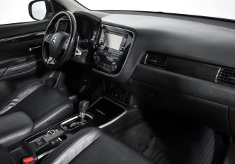 Подержанный автомобиль Mitsubishi Outlander 2017 года (14 фото)