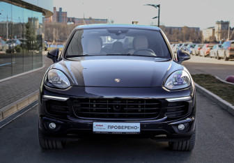 Подержанный автомобиль Porsche Cayenne 2015 года (2 фото)