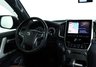 Подержанный автомобиль Toyota Land Cruiser Suv 2019 года (12 фото)