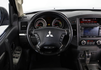 Подержанный автомобиль Mitsubishi Pajero 2013 года (10 фото)