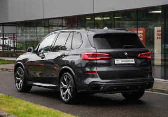 Подержанный автомобиль BMW X5 2019 года (8 фото)