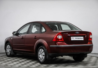 Подержанный автомобиль Ford Focus Sedan 2006 года (7 фото)