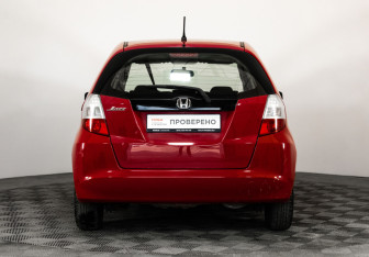 Подержанный автомобиль Honda Jazz 2009 года (6 фото)