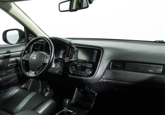 Подержанный автомобиль Mitsubishi Outlander 2015 года (9 фото)