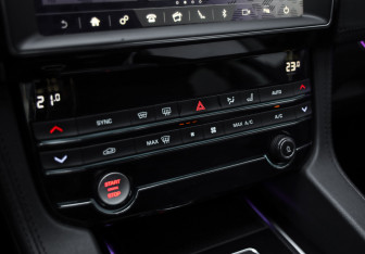 Подержанный автомобиль Jaguar F-Pace 2020 года (17 фото)