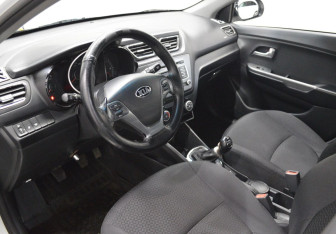 Подержанный автомобиль Kia Rio Sedan 2016 года (10 фото)