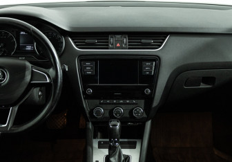 Подержанный автомобиль Skoda Octavia Liftback 2017 года (14 фото)