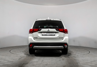 Подержанный автомобиль Mitsubishi Outlander 2017 года (6 фото)