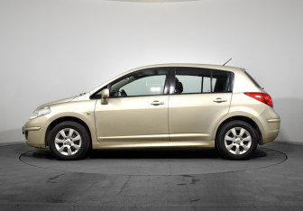 Подержанный автомобиль Nissan Tiida Hatchback 2011 года (8 фото)