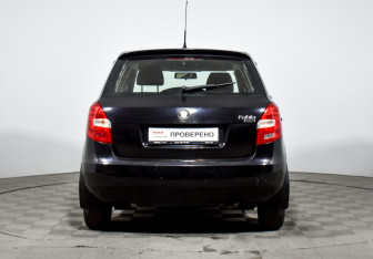 Подержанный автомобиль Skoda Fabia Hatchback 2010 года (6 фото)