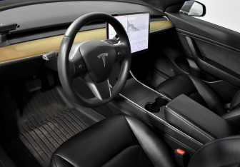 Подержанный автомобиль Tesla Model 3 2019 года (9 фото)