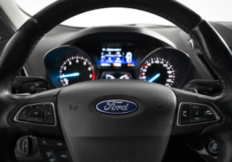 Подержанный автомобиль Ford Kuga 2017 года (16 фото)