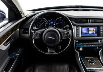 Подержанный автомобиль Jaguar XF Sedan 2016 года (14 фото)