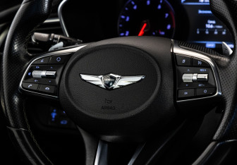 Подержанный автомобиль Genesis G70 2018 года (13 фото)