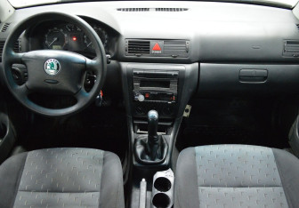 Подержанный автомобиль Skoda Octavia Liftback 2006 года (14 фото)