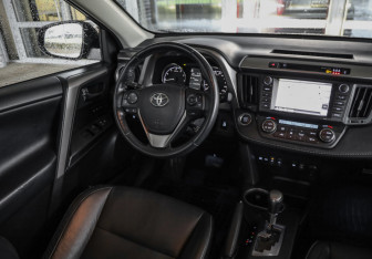 Подержанный автомобиль Toyota RAV4 2017 года (10 фото)